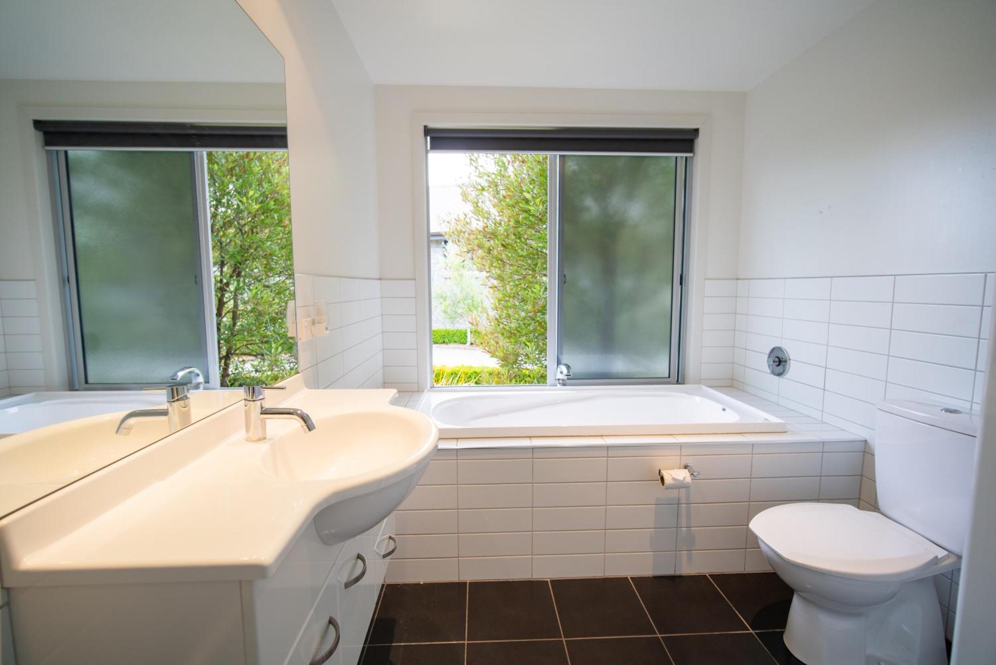 Southland Sounds - Te Anau Holiday Home Extérieur photo